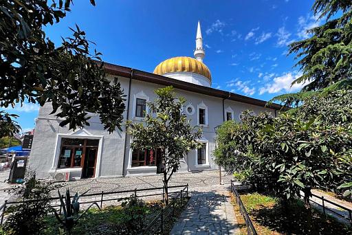 Daha büyük versiyon için resme tıklayın  Ad: Batum Orta Camii. Kaynak Kutredrig Getty Images.jpg Görünümler: 0 Boyut: 294.8 KB ID: 74042